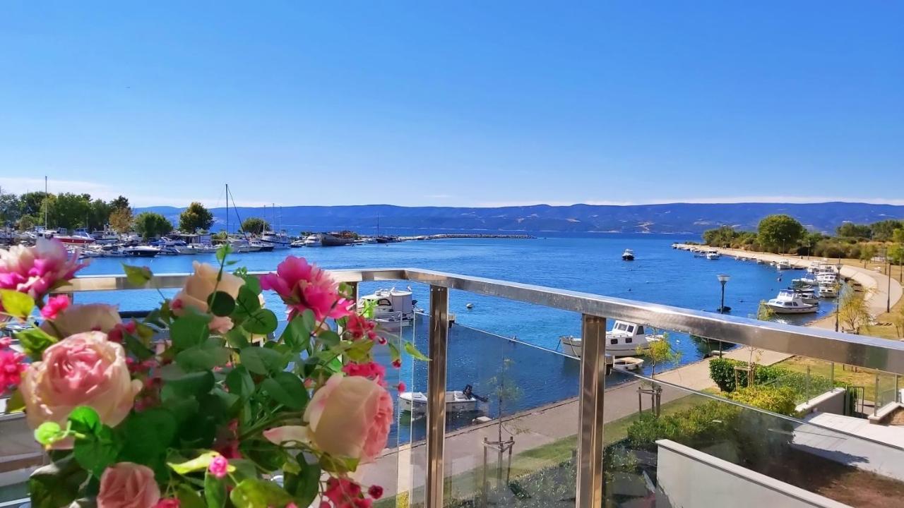 Apartment Lora Omis Bagian luar foto