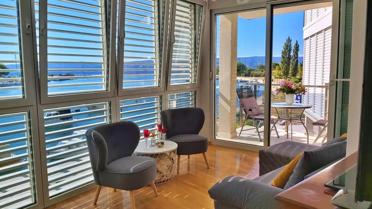 Apartment Lora Omis Bagian luar foto