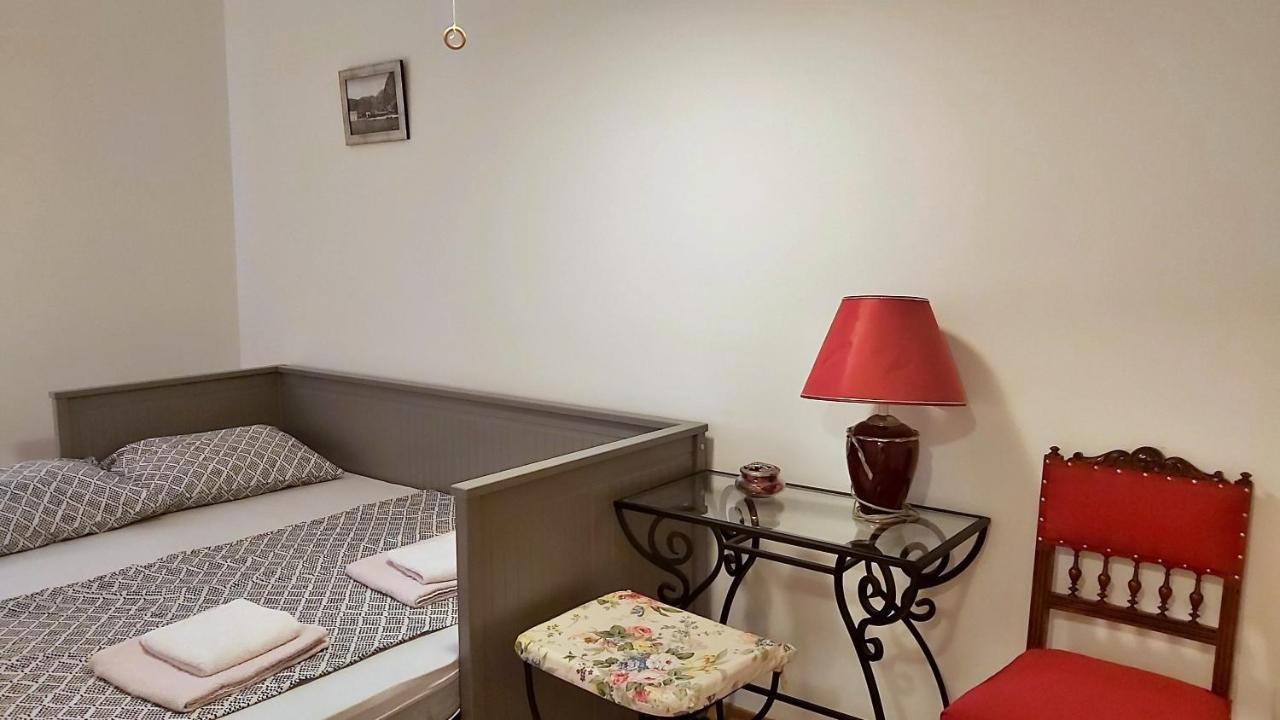 Apartment Lora Omis Bagian luar foto