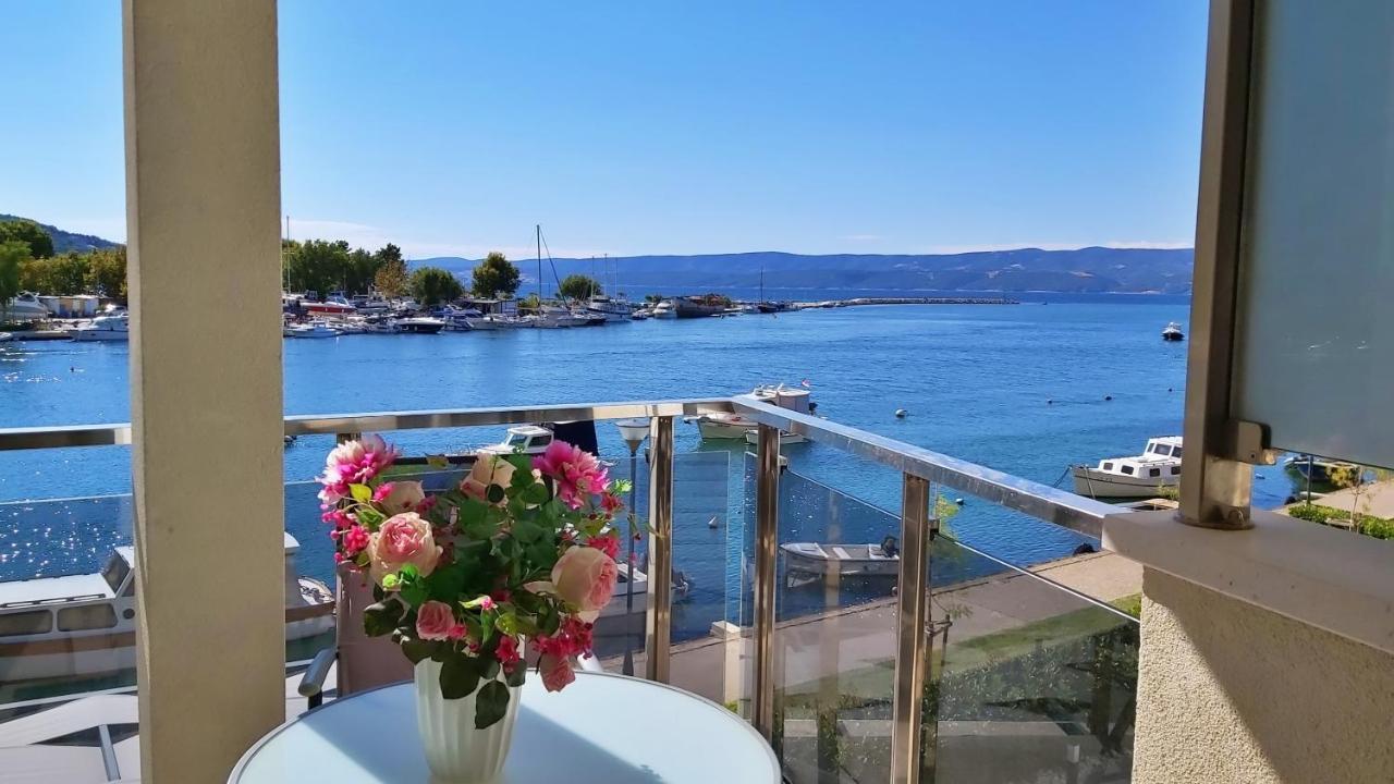 Apartment Lora Omis Bagian luar foto