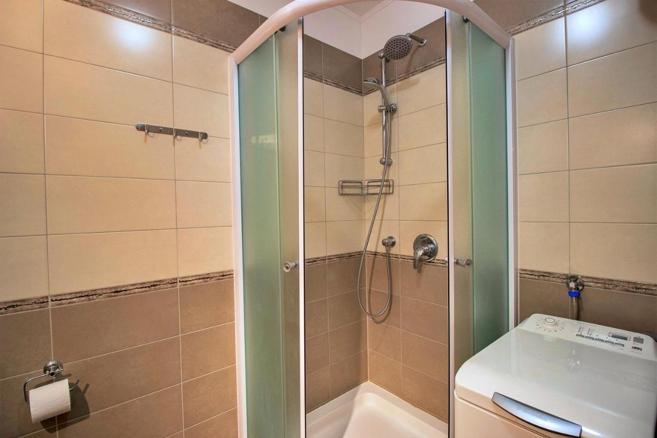 Apartment Lora Omis Bagian luar foto