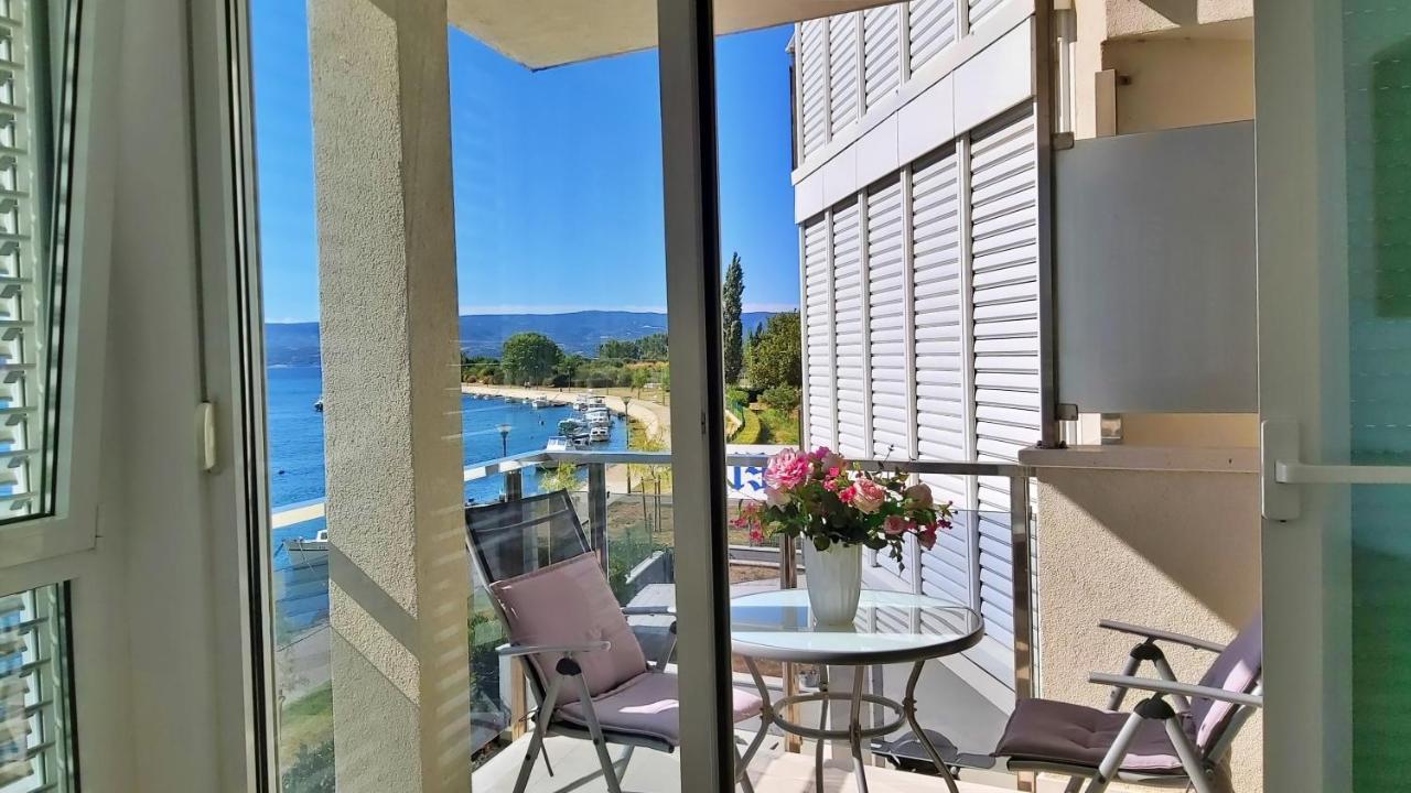 Apartment Lora Omis Bagian luar foto
