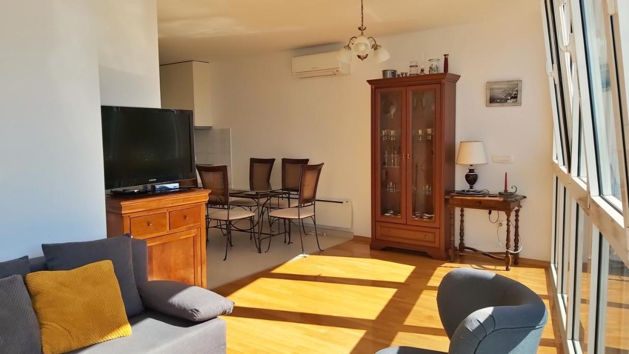 Apartment Lora Omis Bagian luar foto