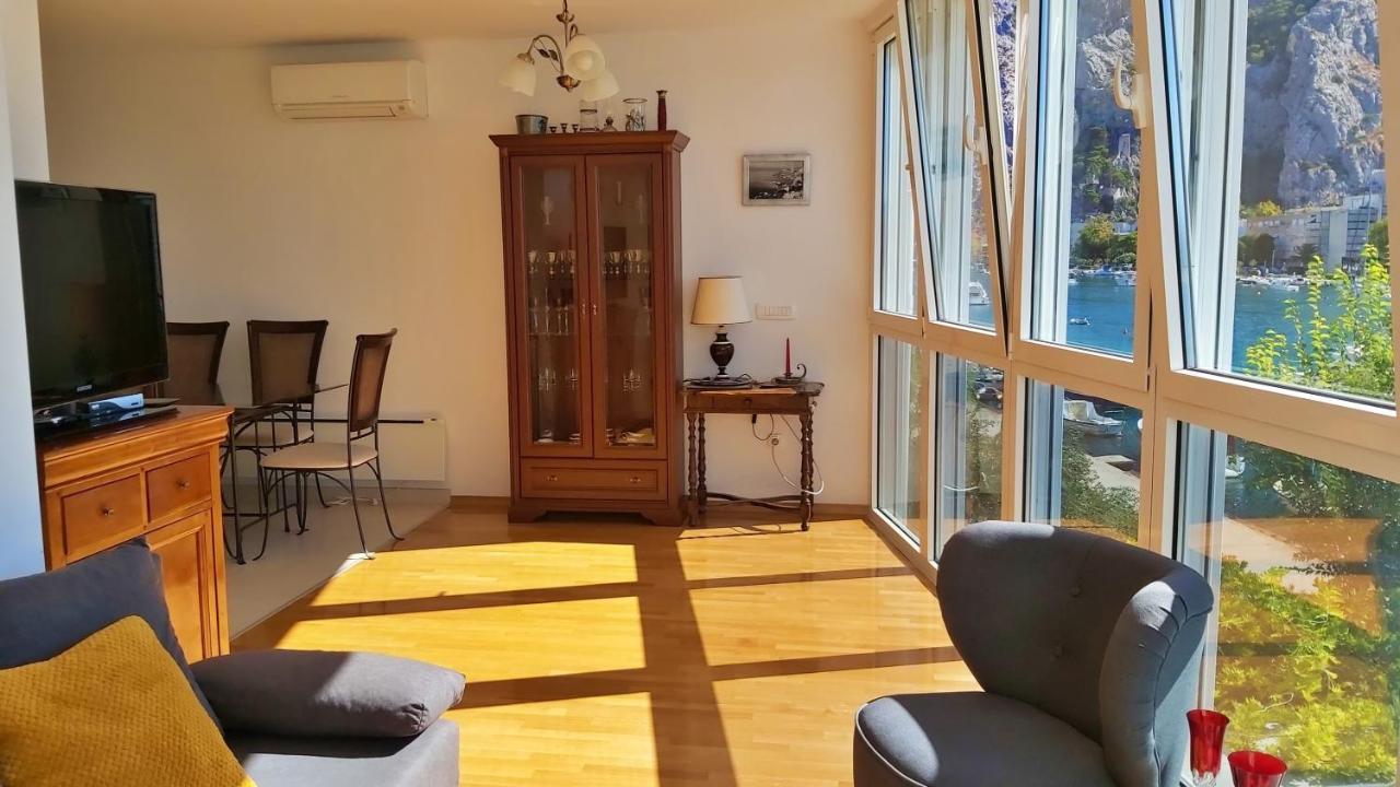 Apartment Lora Omis Bagian luar foto