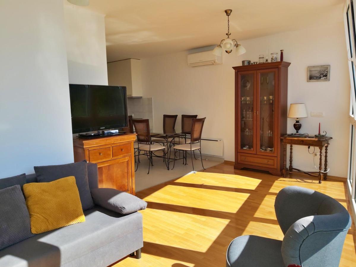 Apartment Lora Omis Bagian luar foto