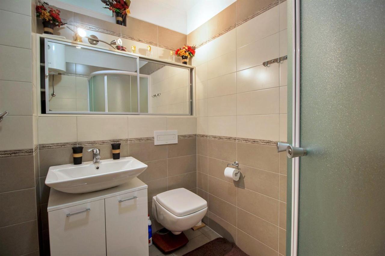 Apartment Lora Omis Bagian luar foto