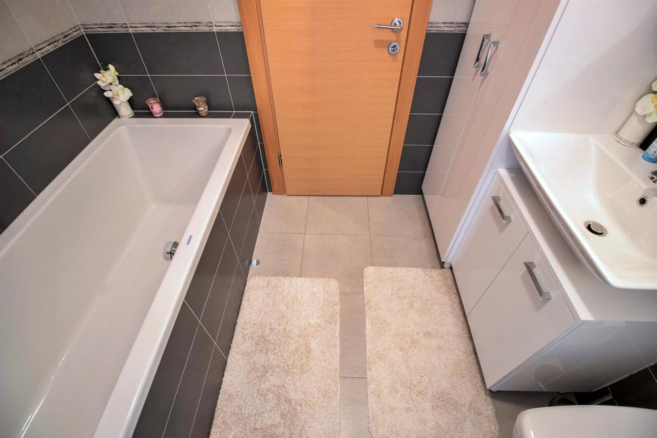 Apartment Lora Omis Bagian luar foto
