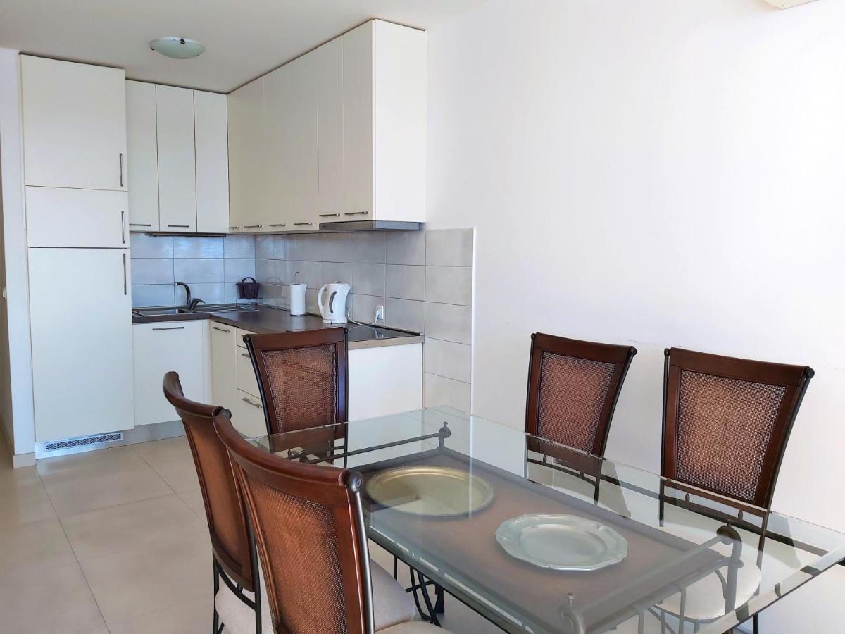 Apartment Lora Omis Bagian luar foto