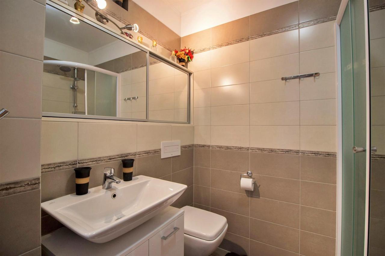 Apartment Lora Omis Bagian luar foto