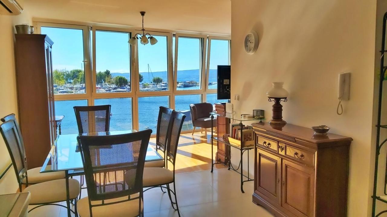 Apartment Lora Omis Bagian luar foto