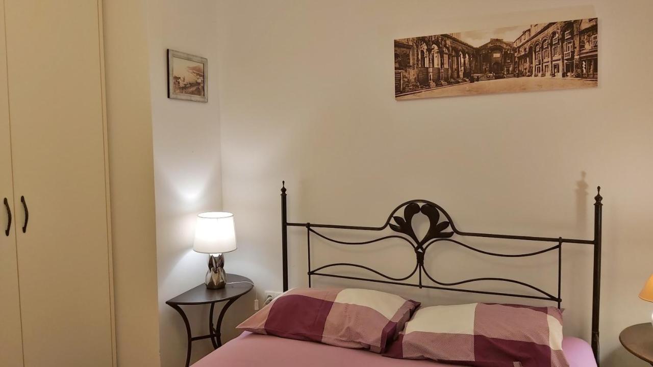 Apartment Lora Omis Bagian luar foto