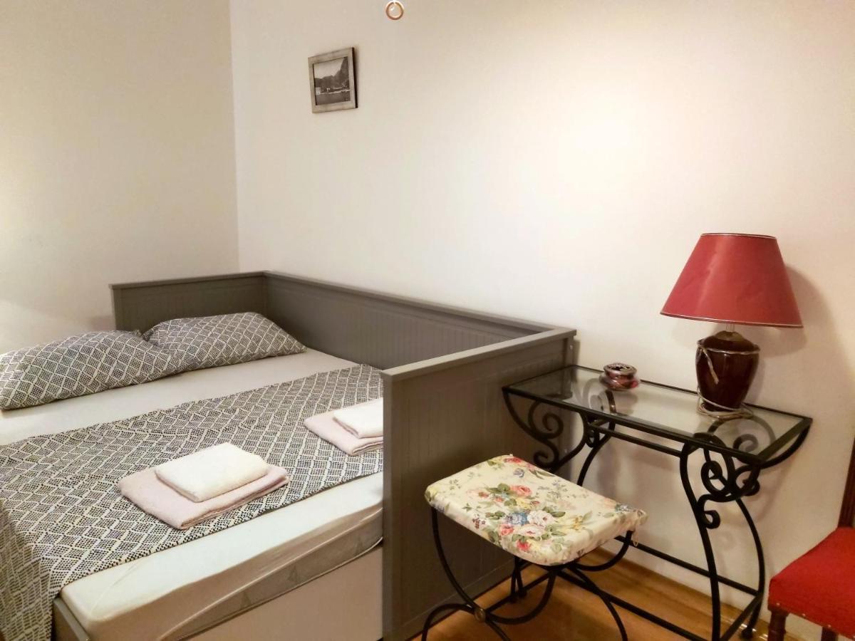 Apartment Lora Omis Bagian luar foto