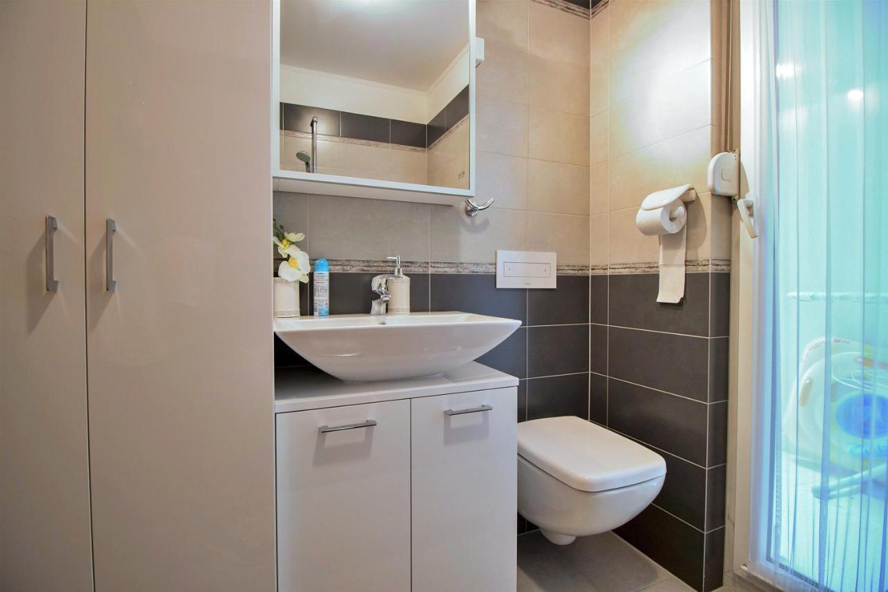 Apartment Lora Omis Bagian luar foto