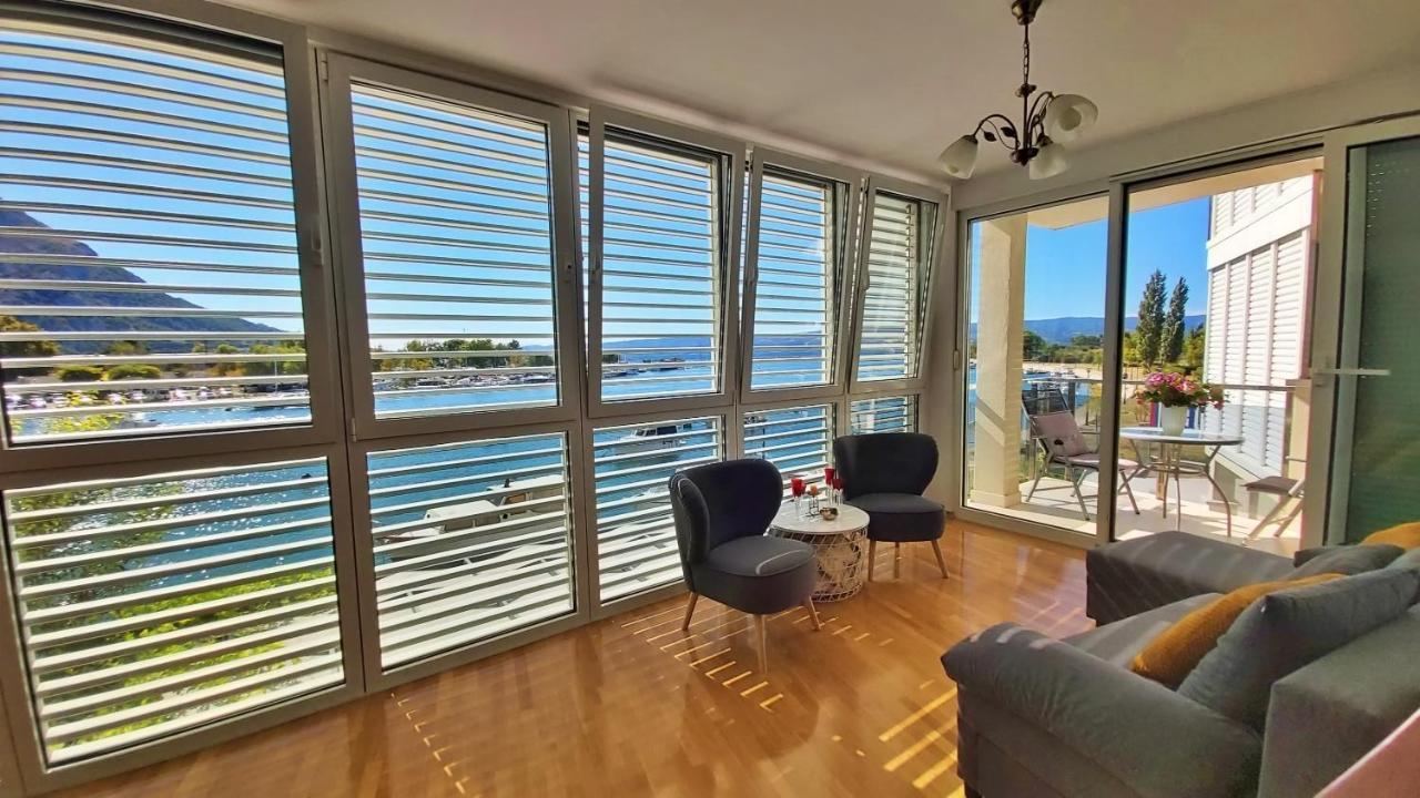 Apartment Lora Omis Bagian luar foto