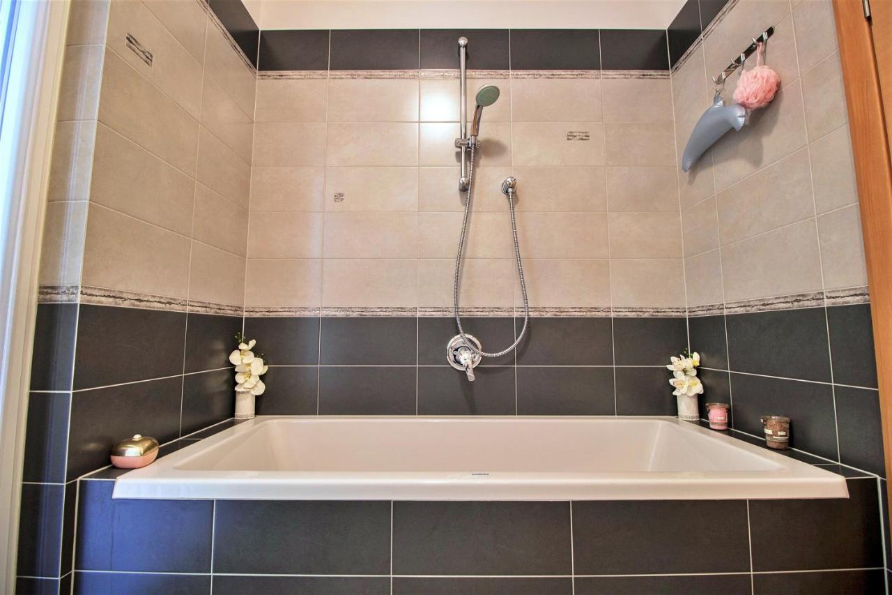 Apartment Lora Omis Bagian luar foto