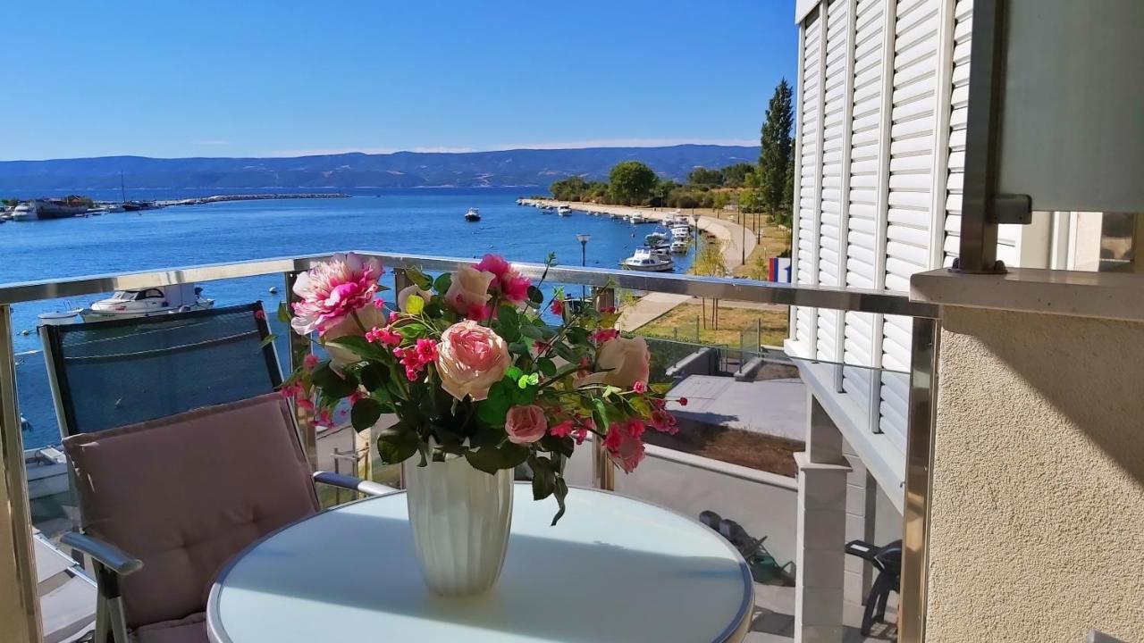 Apartment Lora Omis Bagian luar foto