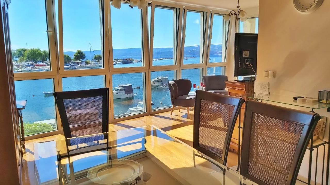 Apartment Lora Omis Bagian luar foto