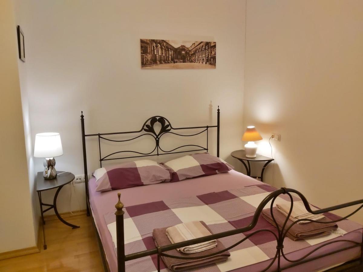 Apartment Lora Omis Bagian luar foto