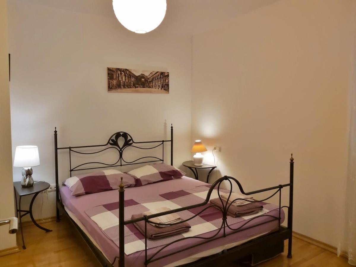 Apartment Lora Omis Bagian luar foto