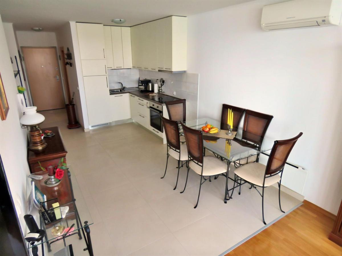 Apartment Lora Omis Bagian luar foto
