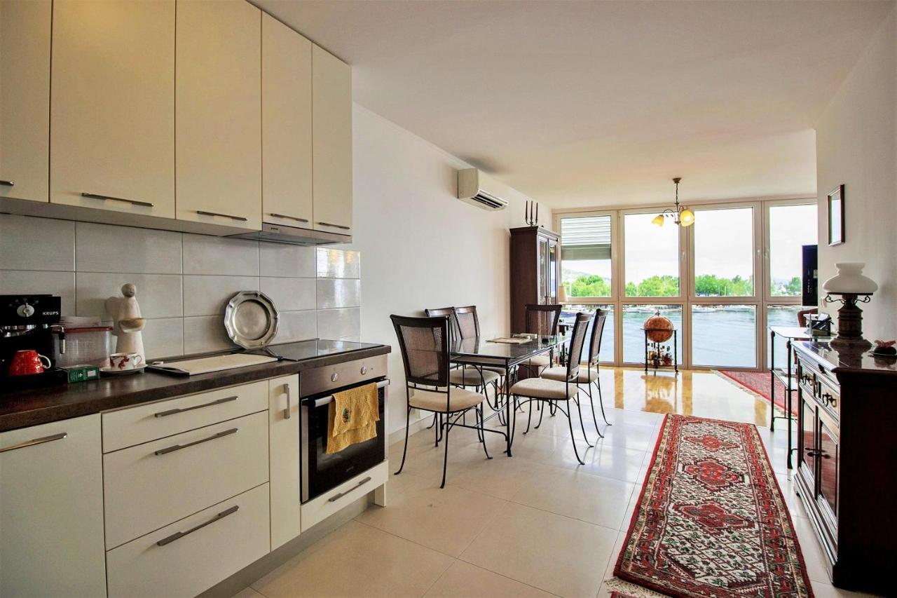 Apartment Lora Omis Bagian luar foto