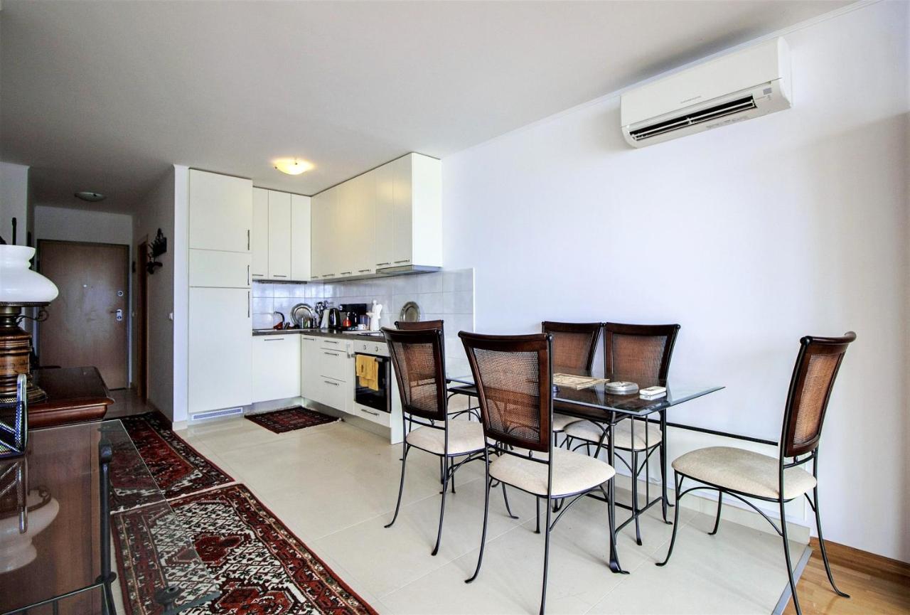 Apartment Lora Omis Bagian luar foto